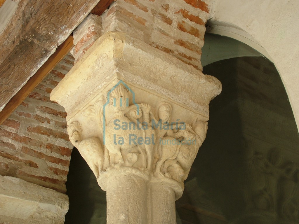 Capitel del pórtico