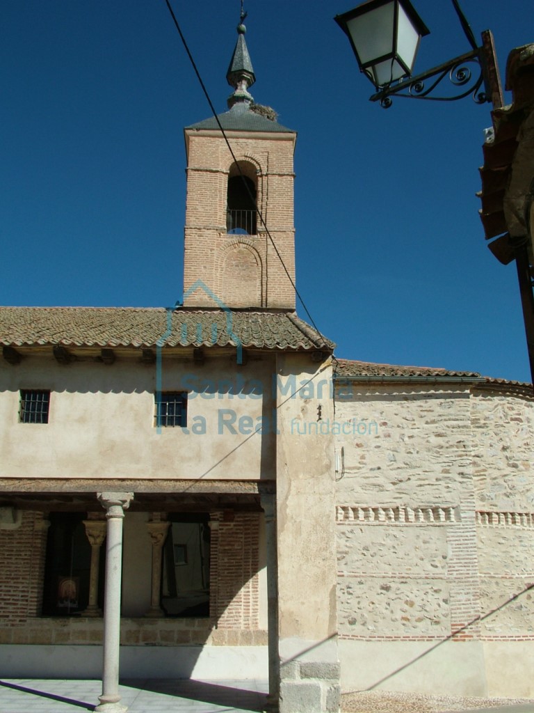 Pórtico y muro del presbiterio del muro meridional