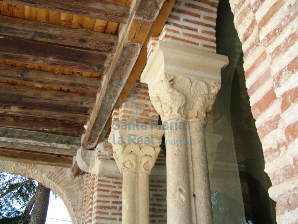 Capiteles de la arquería de la izquierda del pórtico Capiteles de la arquería de la izquierda del pórtico