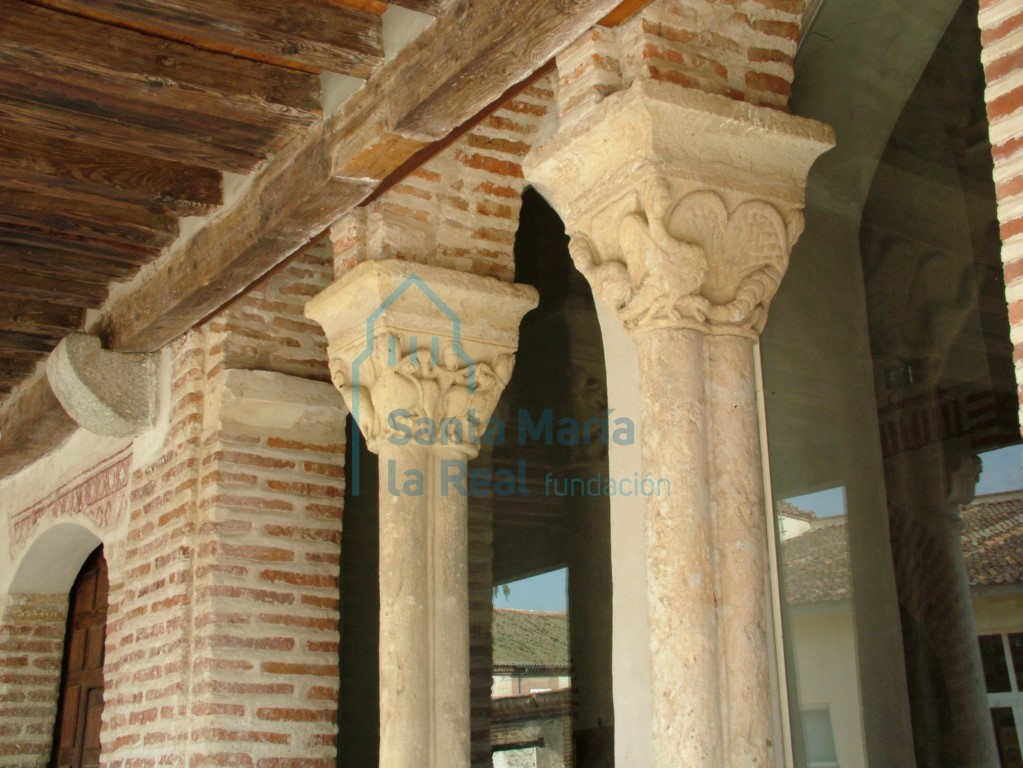 Capiteles de la arquería de la derecha del pórtico Capiteles de la arquería de la derecha del pórtico