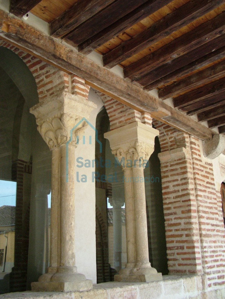 Columnas paredas de la arquería de la izquierda del pórtico