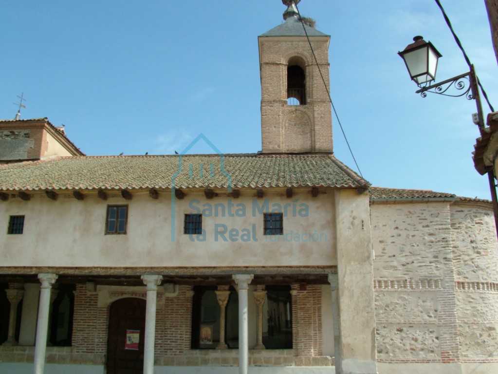 Pórtico y presbiterio meridional