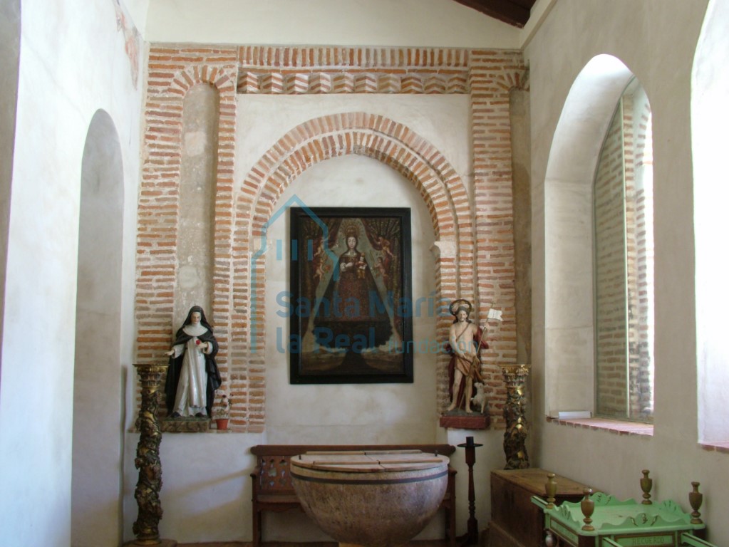 Interior de la capilla lateral