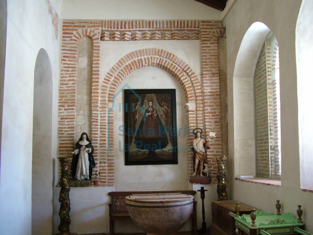 Interior de la capilla lateral