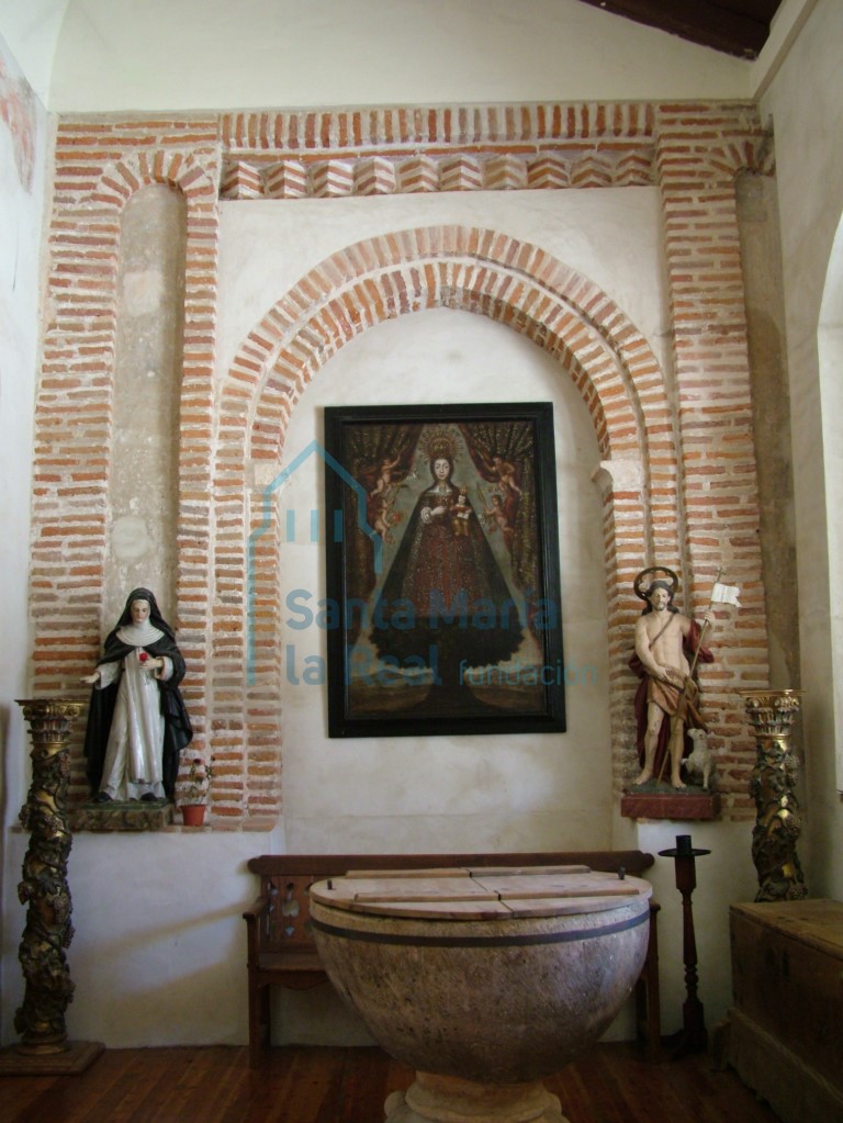 Interior de la capilla junto al muro norte del pórtico Interior de la capilla junto al muro norte del pórtico
