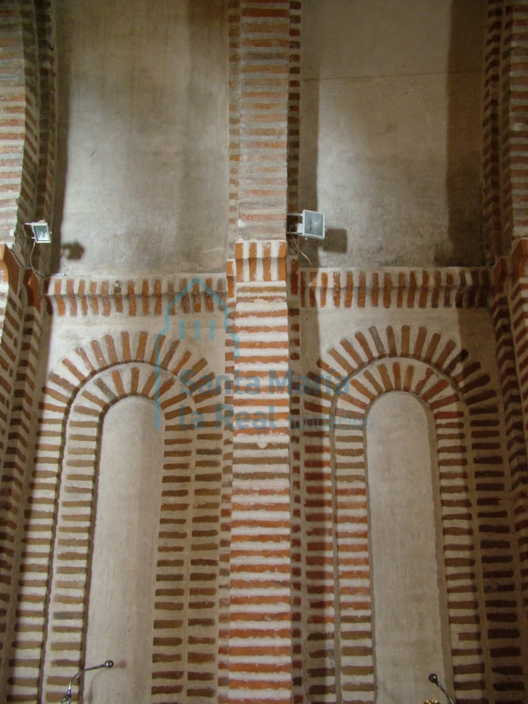 Arquillos cegados del muro del presbiterio