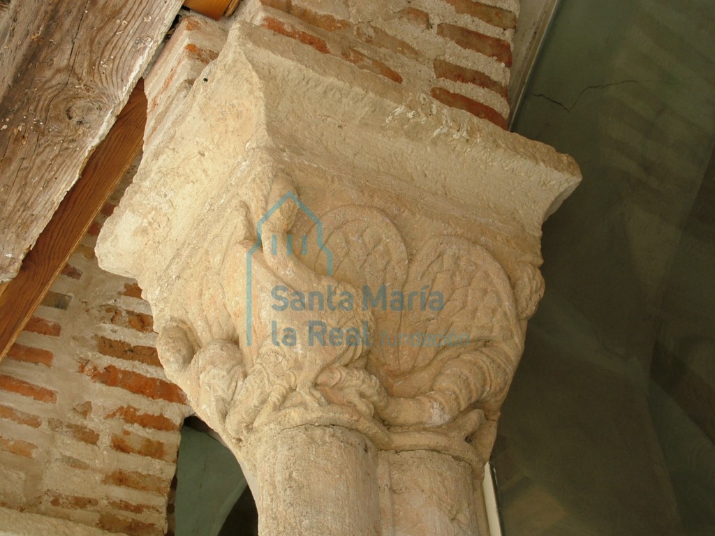 Capitel del pórtico