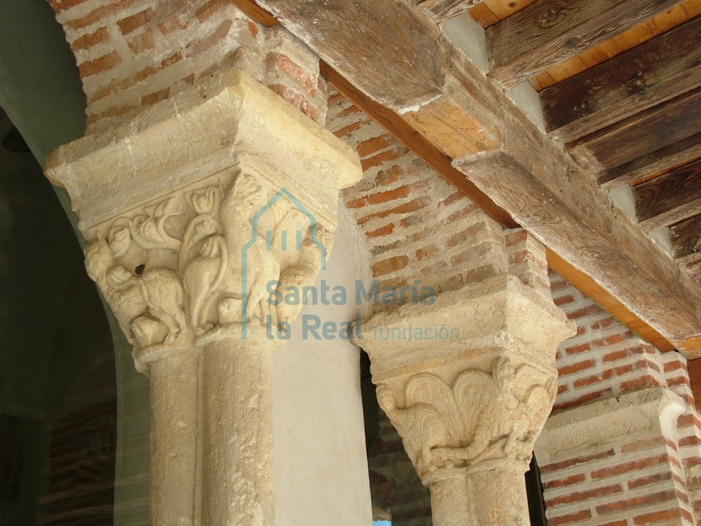 Capiteles la arquería de la derecha del pórtico Capiteles la arquería de la derecha del pórtico