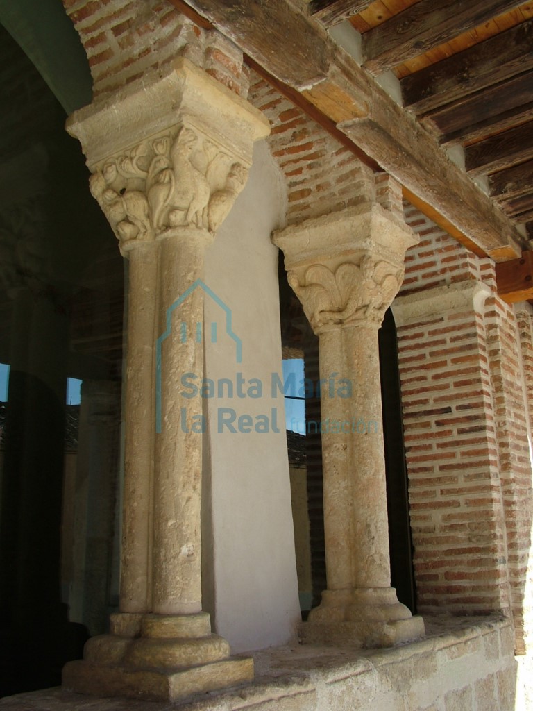 Columnas de la arquería de la derecha del pórtico