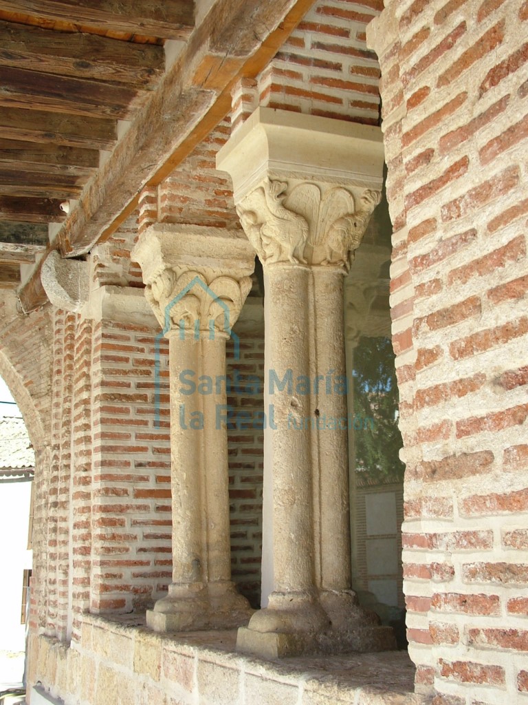 Columnas de la arquería de la izquierda del pórtico