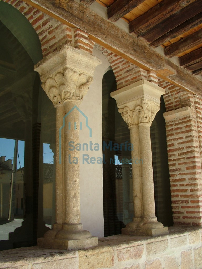 Capiteles la arquería de la izquierda del pórtico