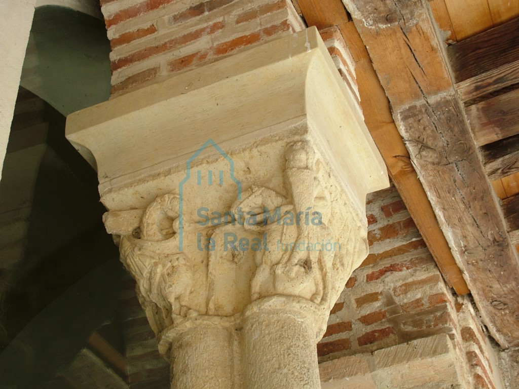 Segundo capitel del pórtico con escena de lucha entre dos jinetes