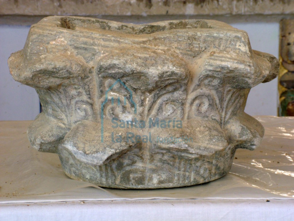 Capitel reutilizado