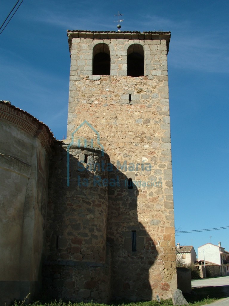 Vista de la torre campanario