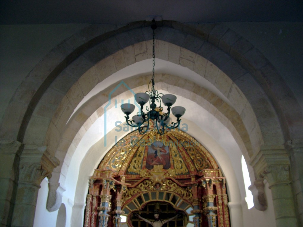 Cabecera, detalle del arco fajon