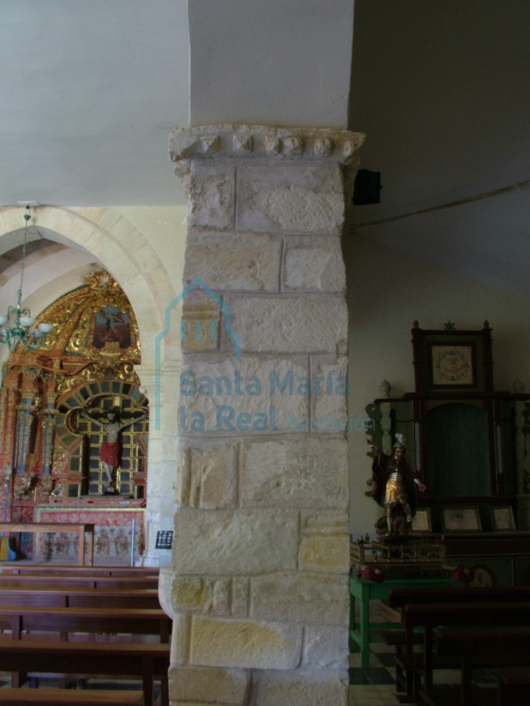 Pilar interior de la iglesia