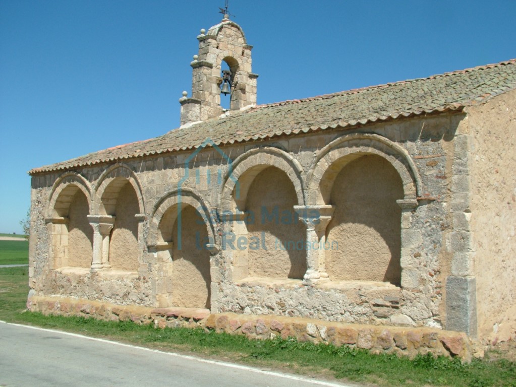 Exterior del atrio porticado en la fachada sur