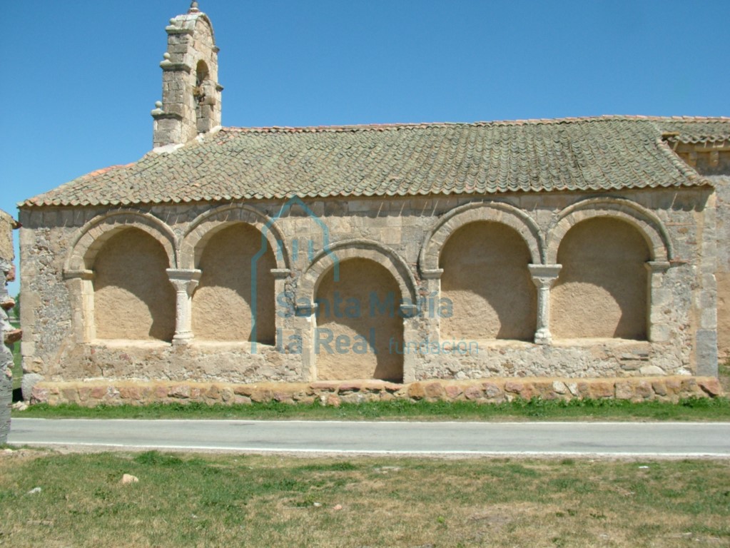 Exterior del atrio porticado en fachada sur