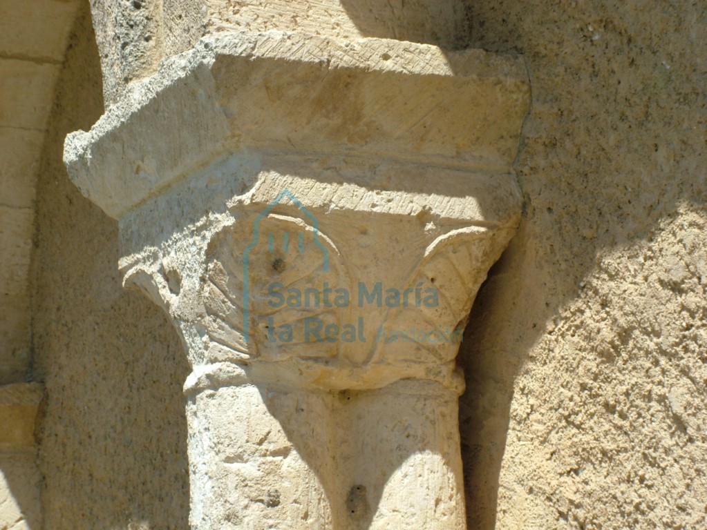 Capitel de la arqueria del portico