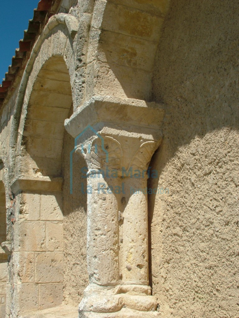 Portico, arqueria y capitel