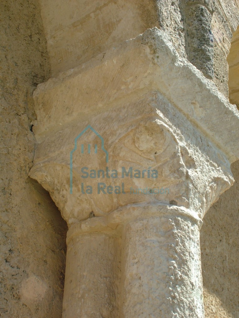 Detalle del capitel del portico