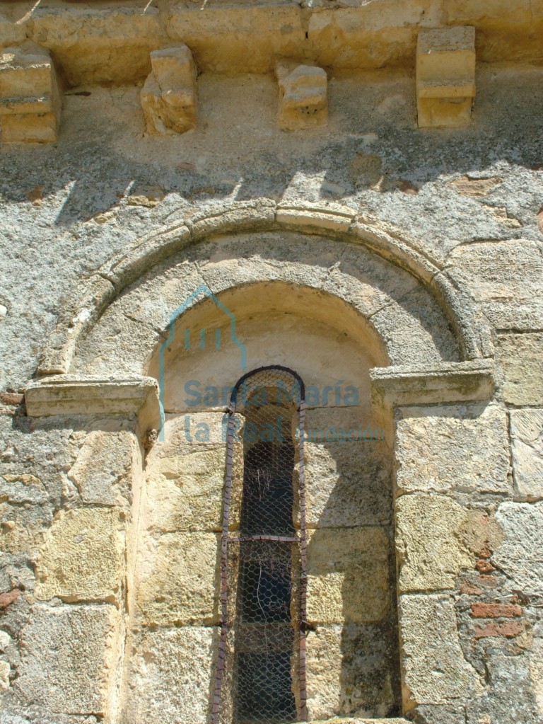 Detalle de la ventana del sudeste del ábside