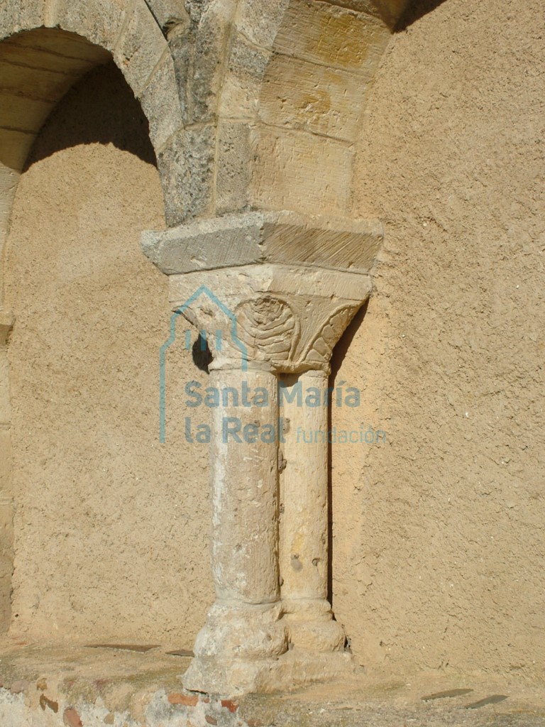Detalle del capitel y columnas adosadas del portico sur