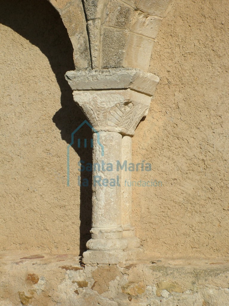 Detalle del capitel y columnas adosadas del portico sur