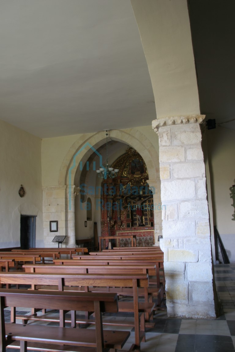 Interior desde la nave lateral