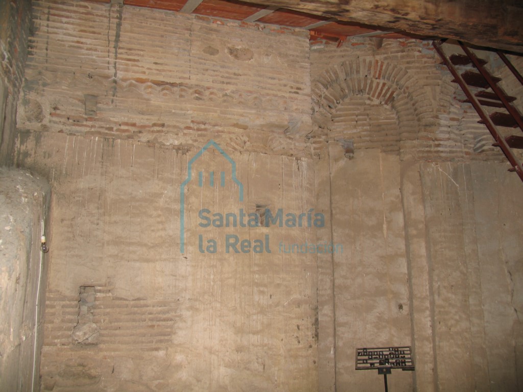 Arco cegado en la cubierta de la iglesia