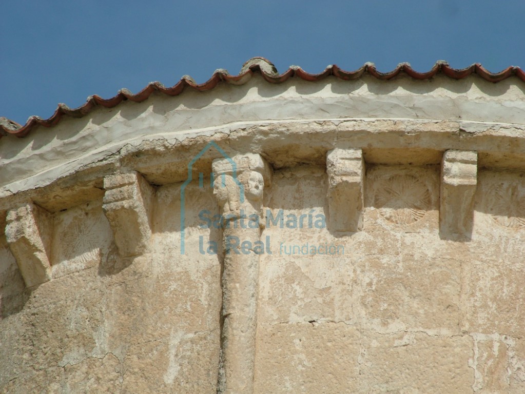 Detalle de la cornisa del ábside Detalle de la cornisa del ábside