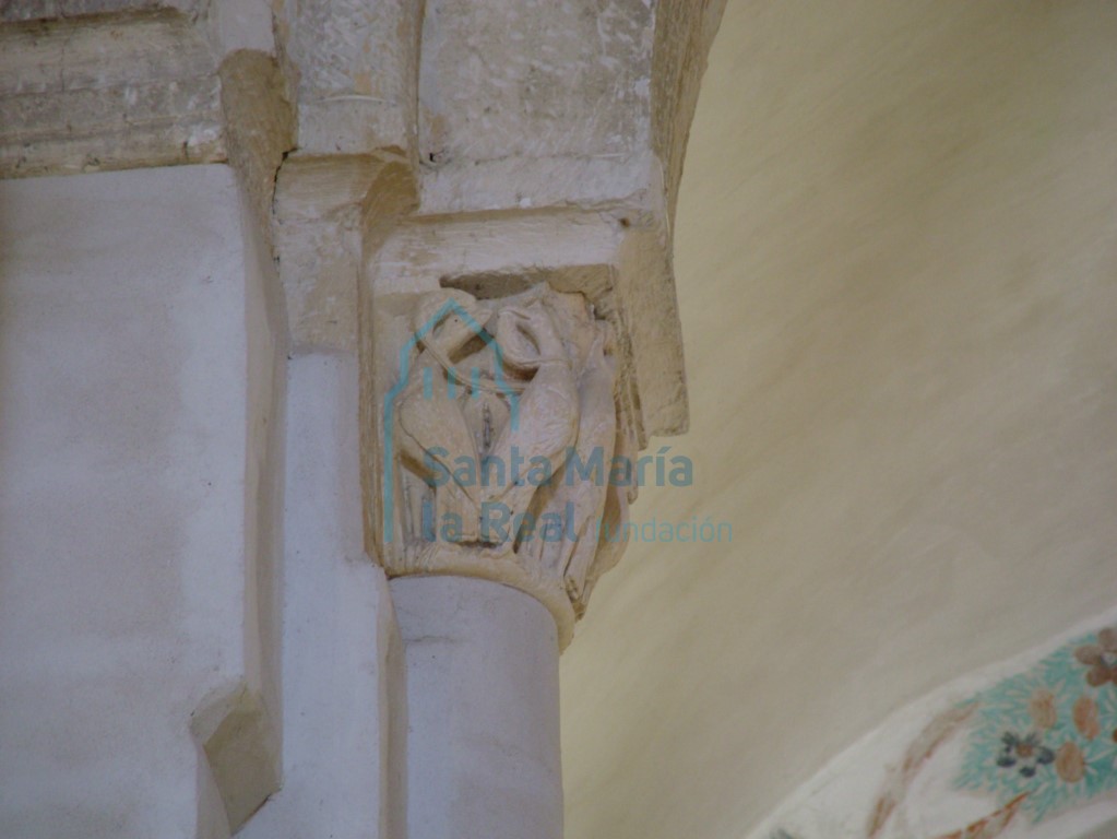 Capitel izquierdo con representación de aves, en el arco triunfal
