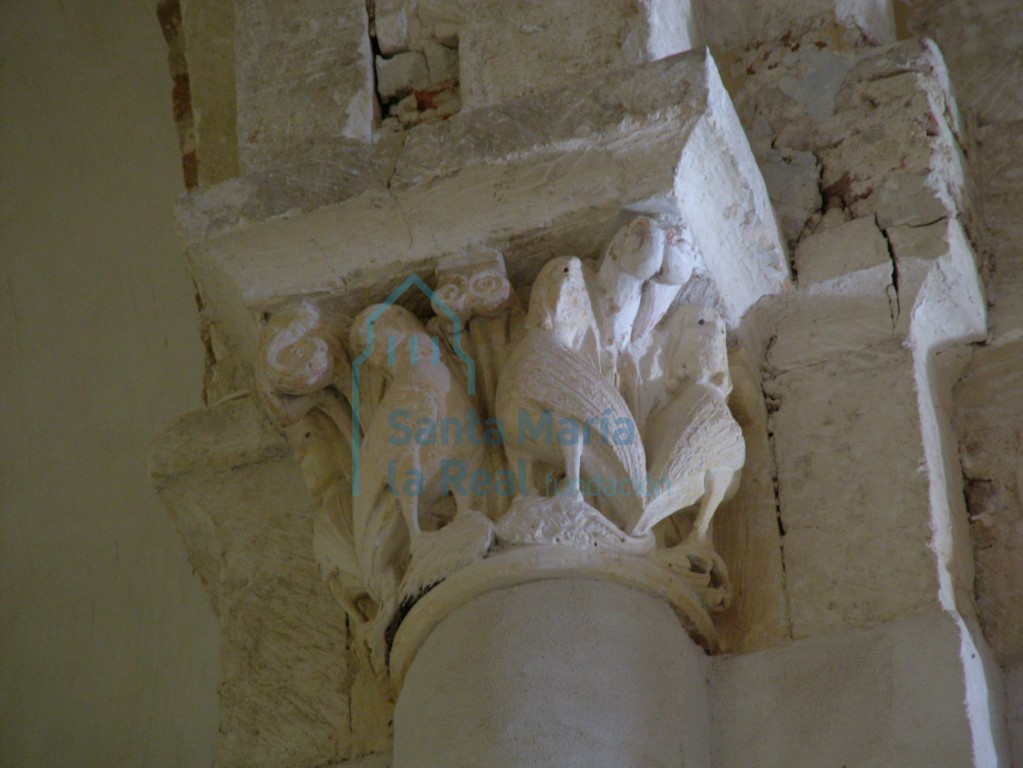 Capitel derecho con representación de sirenas, en el arco triunfal Capitel derecho con representación de sirenas, en el arco triunfal