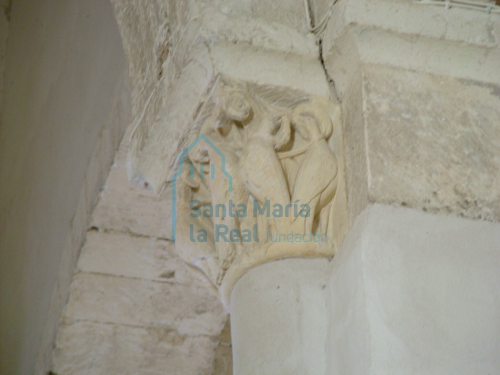 Capitel izquierdo con representación de aves, en el arco triunfal