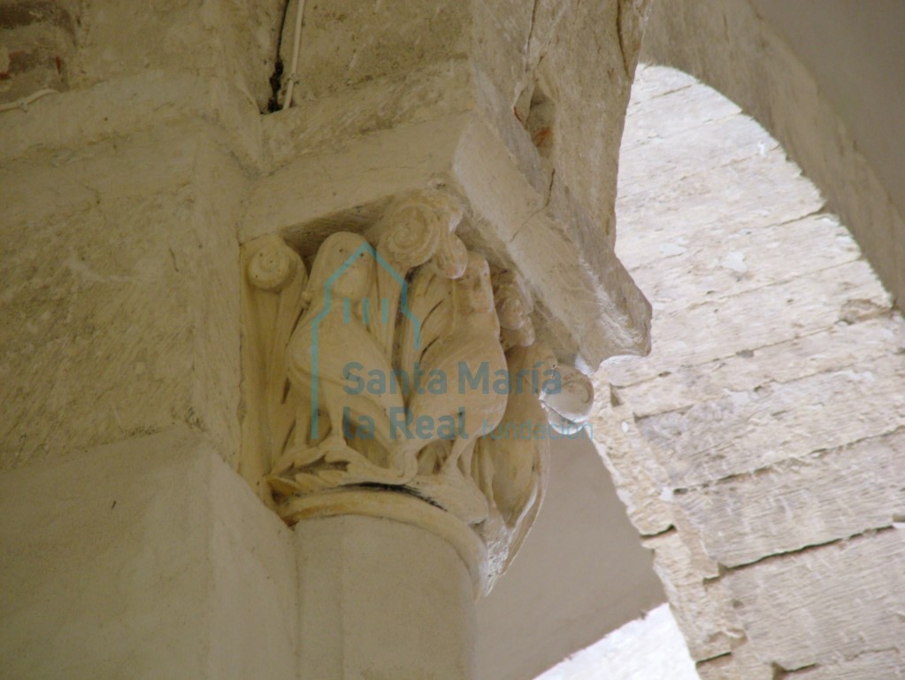 Capitel derecho con representación de sirenas, en el arco triunfal
