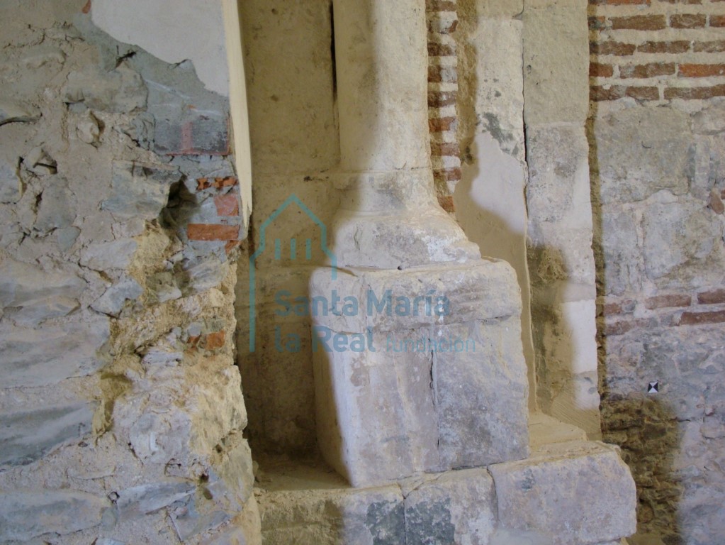 Basa de la columna del ábside septentrional