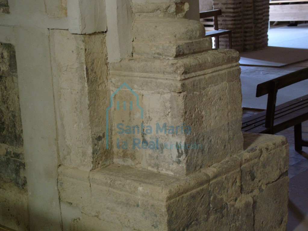 Basa de la columna del ábside meridional
