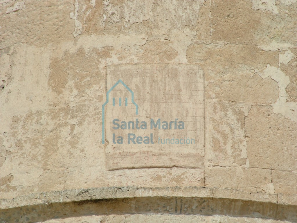 Inscripción en el exterior del ábside central