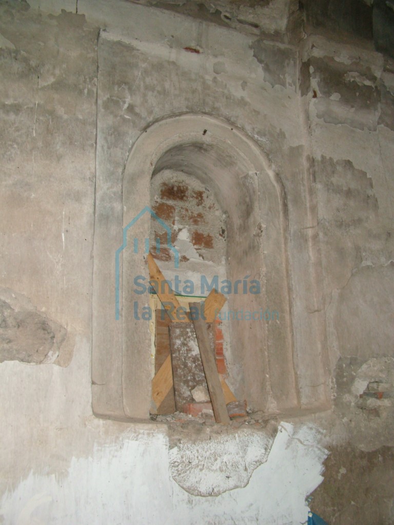 Ventana del interior del brazo septentrional de la iglesia