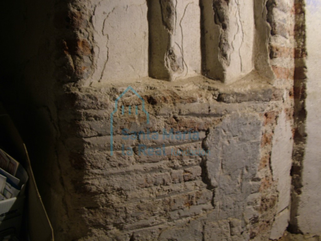 Detalle del muro del vestíbulo que se accede por unas escaleras a la torre