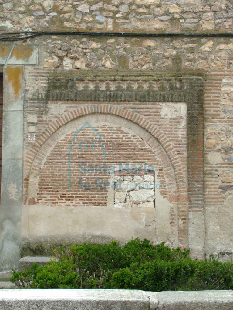 Entrada cegada de la fachada septentrional