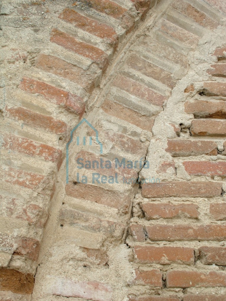 Detalle del arco de la entrada cegada de la fachada septentrional