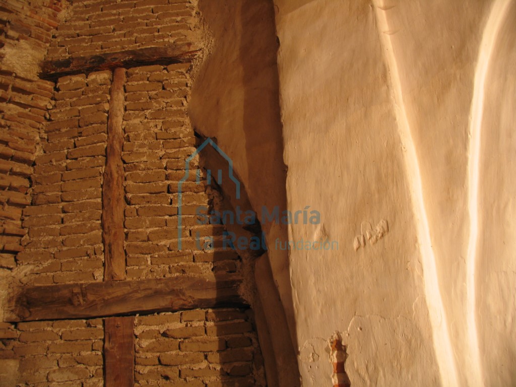 Tabicado del muro oriental del brazo septentrinal de la iglesia