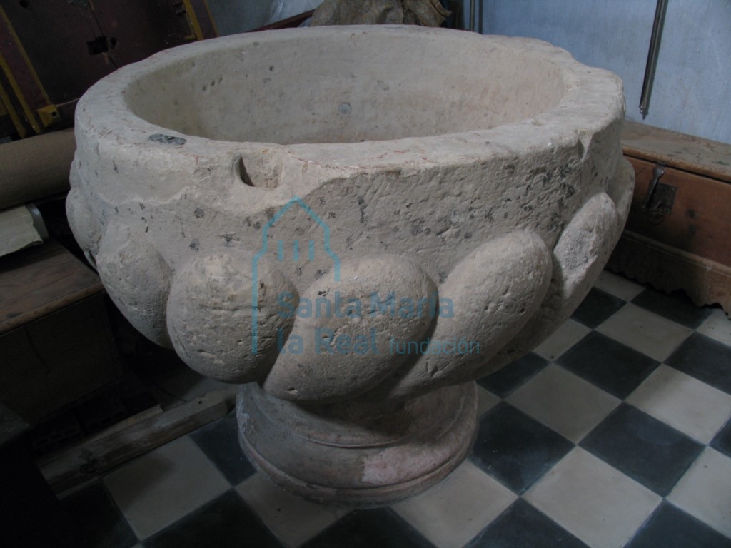 Pila bautismal con decoración de gallones tumbados
