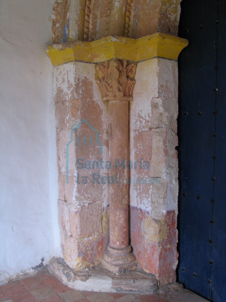 Detalle de la jamba prismática que recoge el arco de entrada y la arquivolta externa. La columna interna que recoge la arquivolta interna