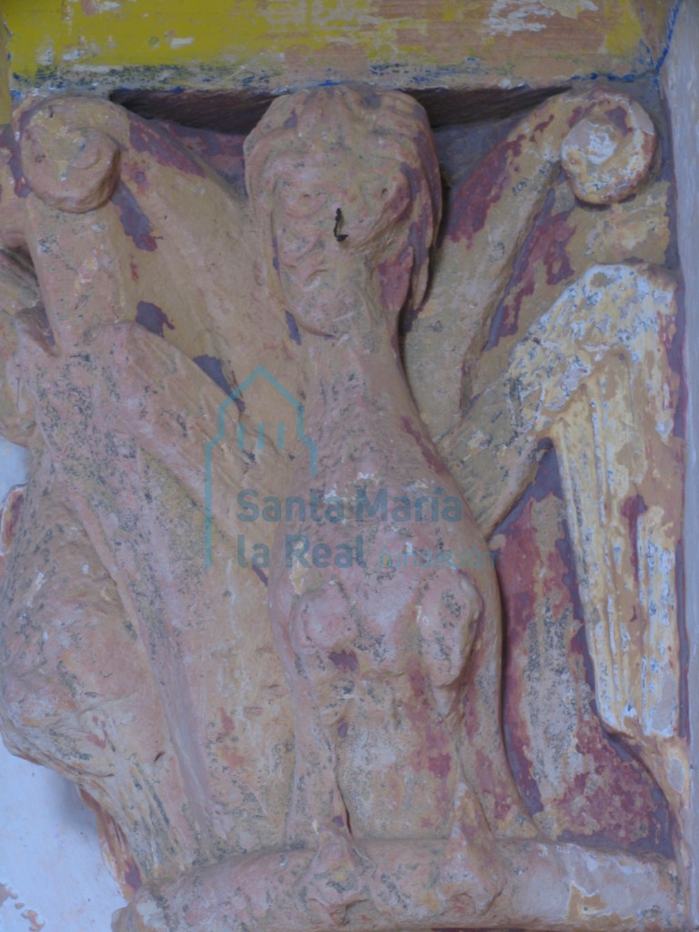 Detalle del capitel de temática mitológica en el se representa una pareja de arpías  En la portada