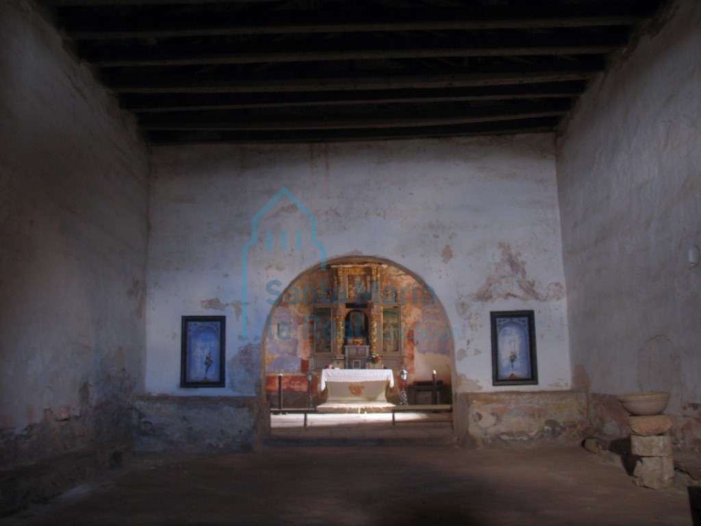 Interior con el gran arco de medio punto que separa las naves, a cuyos lados se ubicaban dos hornacionas vacías.