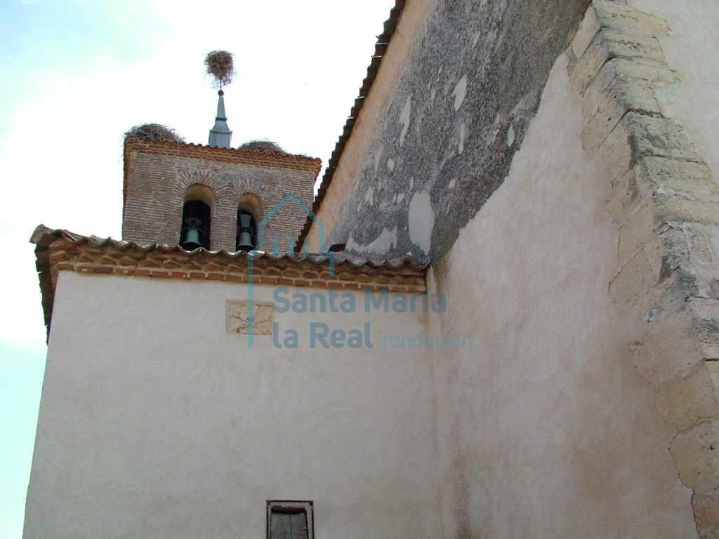 Exterior de la iglesia, vista de la torre