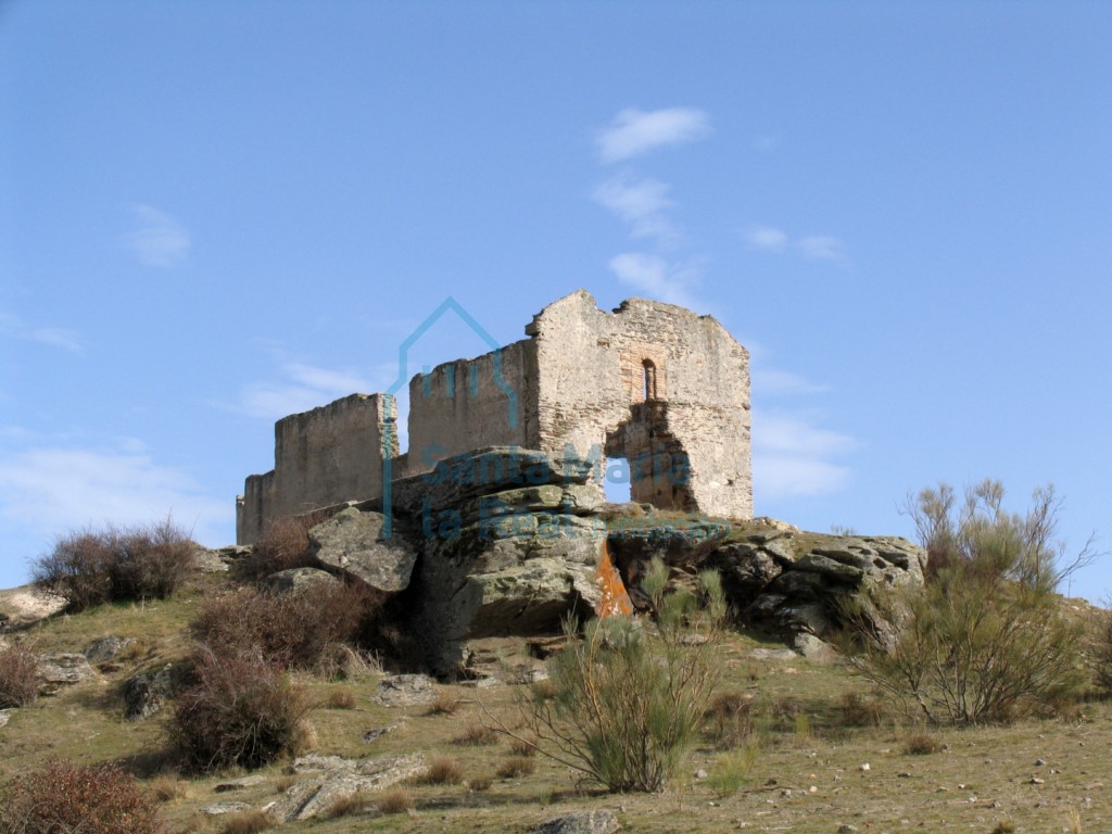 Vista de las ruinas de la ermita sobre el cerro