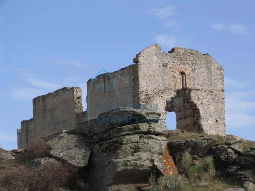 Vista de las ruinas de la ermita sobre el cerro